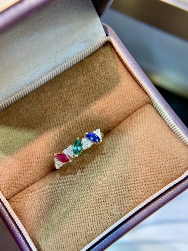 18k金镶蓝宝石 祖母绿 红宝石主石0.53ct 钻石0.196ct 金重1.76g
