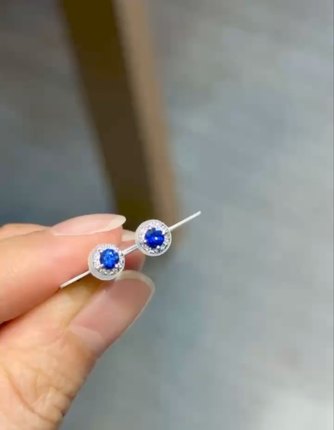 18k金 蓝宝石耳钉 皇家蓝，主石0.35ct 钻石0.072ct，附权威证书