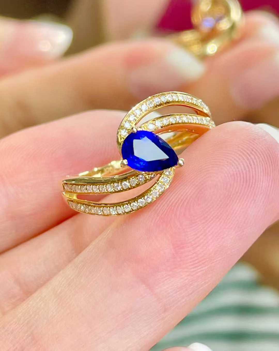 特惠款，70分皇家蓝蓝宝石戒指，18K金钻石奢华群镶配国际证书