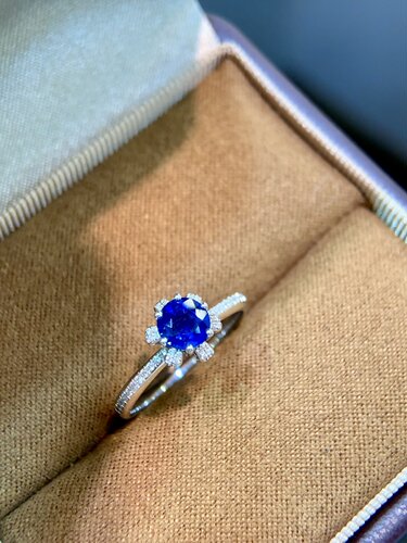 18k金镶蓝宝石戒指 主石0.84ct 钻石0.181ct 金重2.46g
