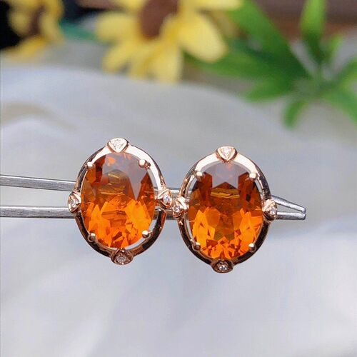 18k镶钻石芬达黄黄晶耳钉主石重4.00ct. 钻石: 8粒，石头7×9mm