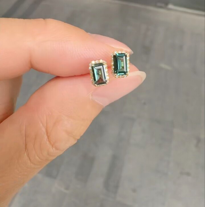 18K金天然碧玺耳钉，石重0.5ct，钻石40颗，整体尺寸：4.2*6.2mm