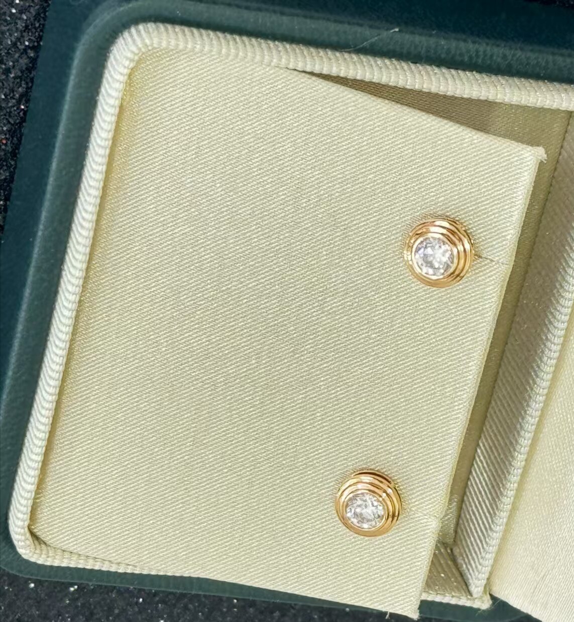 18K金钻石耳钉，主石65分总重1.22克