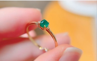 18K金镶天然祖母绿糖塔戒指，总重1.0g，石重0.27ct，钻石2颗