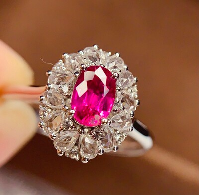 18k天然无烧红宝石戒指 总重：2.30克主石：0.8克拉 钻石：12颗