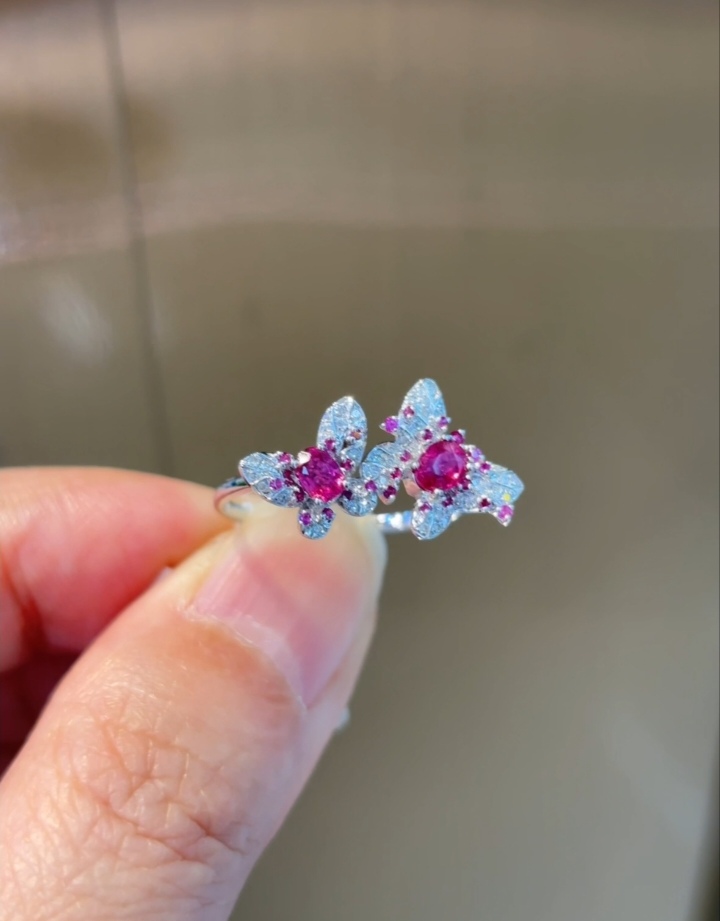 18k红宝石戒指，主石：0.6ct 重量：1.98g，附权威证书