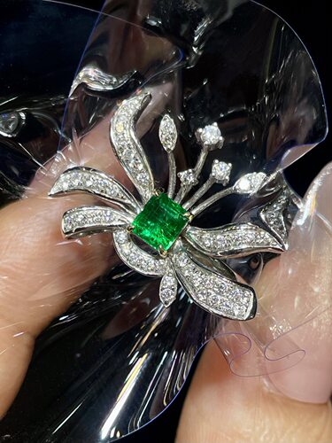 18K白祖母绿设计款戒指，主石0.5ct  钻石0.42ct 重量：5.39g