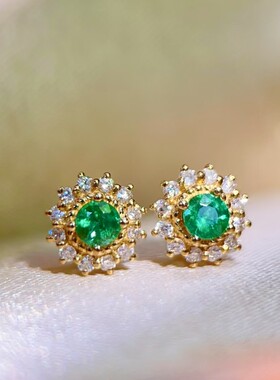 18k金镶嵌祖母绿耳钉，总重约: 0.79g主石约0.21ct，钻石: 24p。