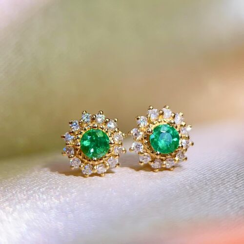 18k金镶嵌祖母绿耳钉，总重约: 0.79g主石约0.21ct，钻石: 24p。