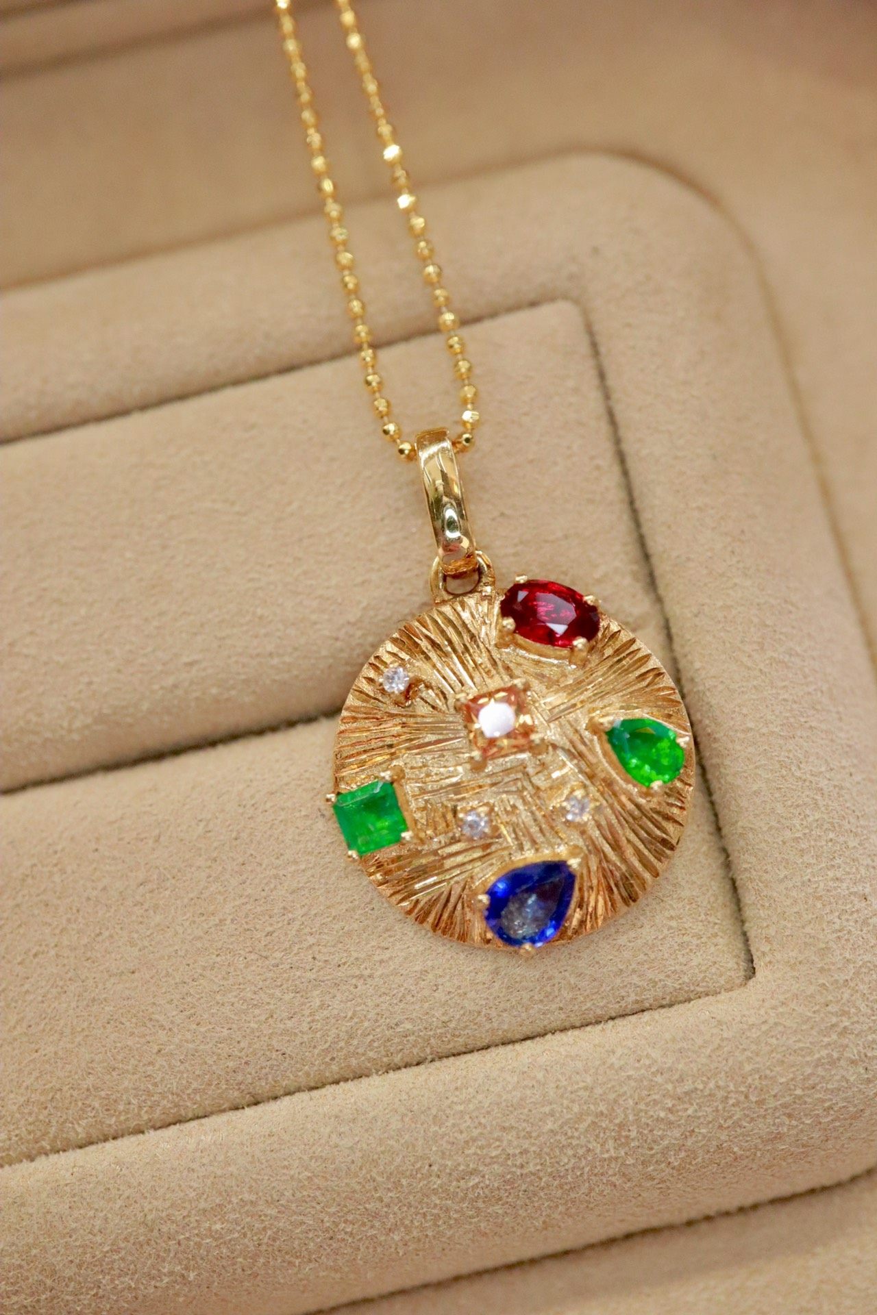 18k金镶嵌彩宝吊坠 主石0.97克拉 红宝石+蓝宝石+祖母绿