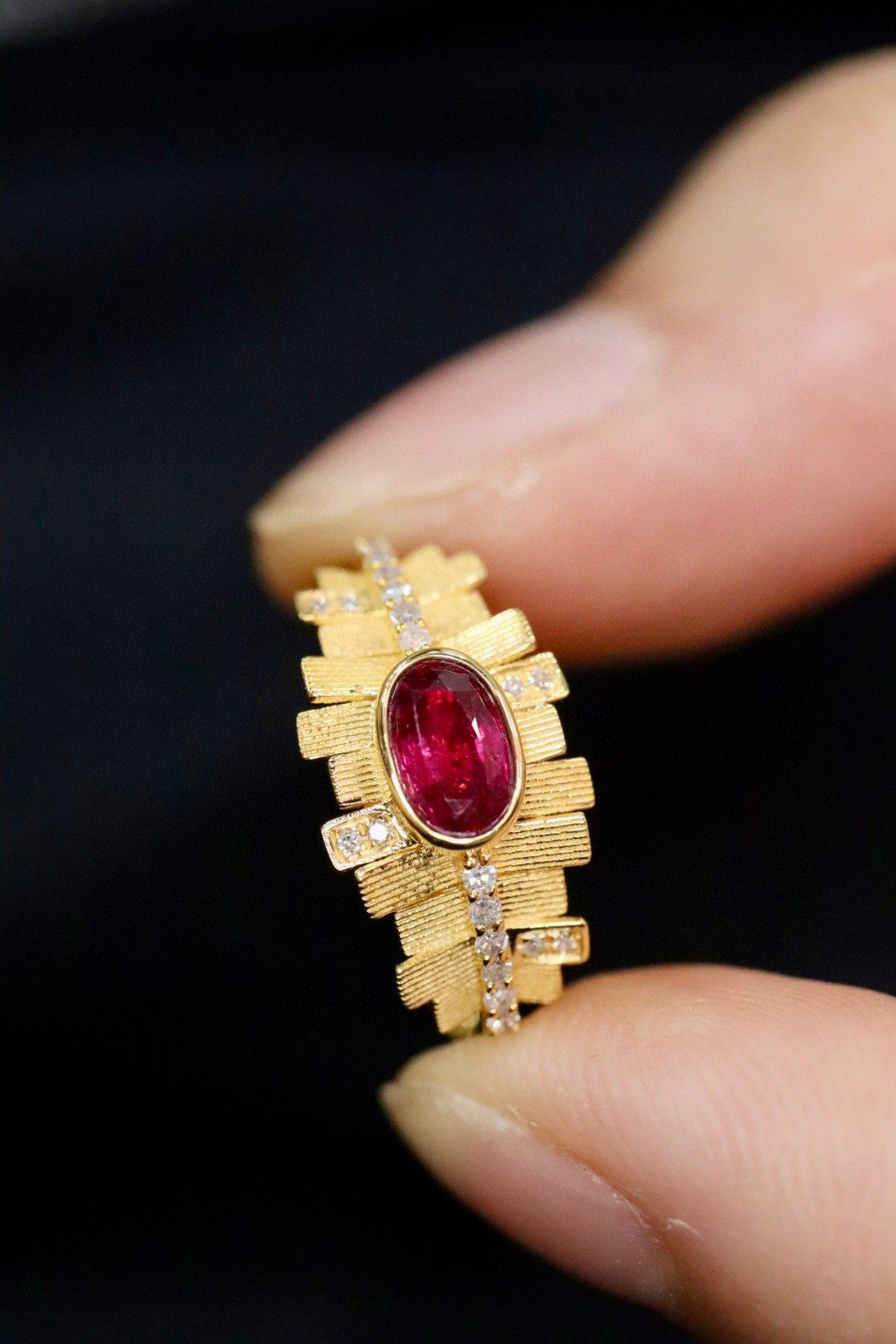 18k金镶嵌无烧鸽血红宝石金重1.854g，主石0.63ct，钻石0.084ct