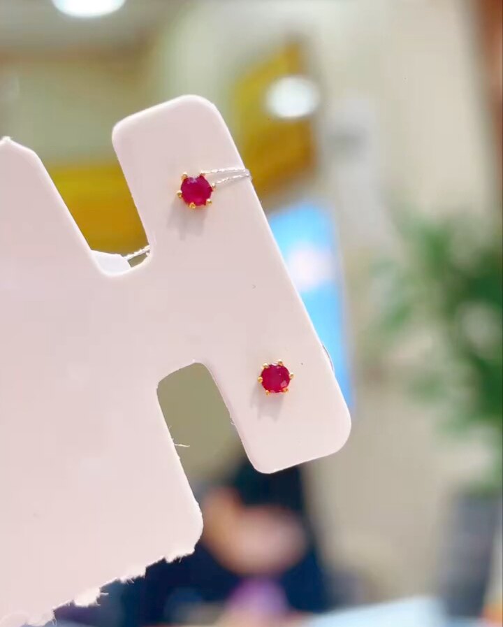 双十二特价活动，天然红宝石耳钉 18k金 红宝石30份 ，附权威证书