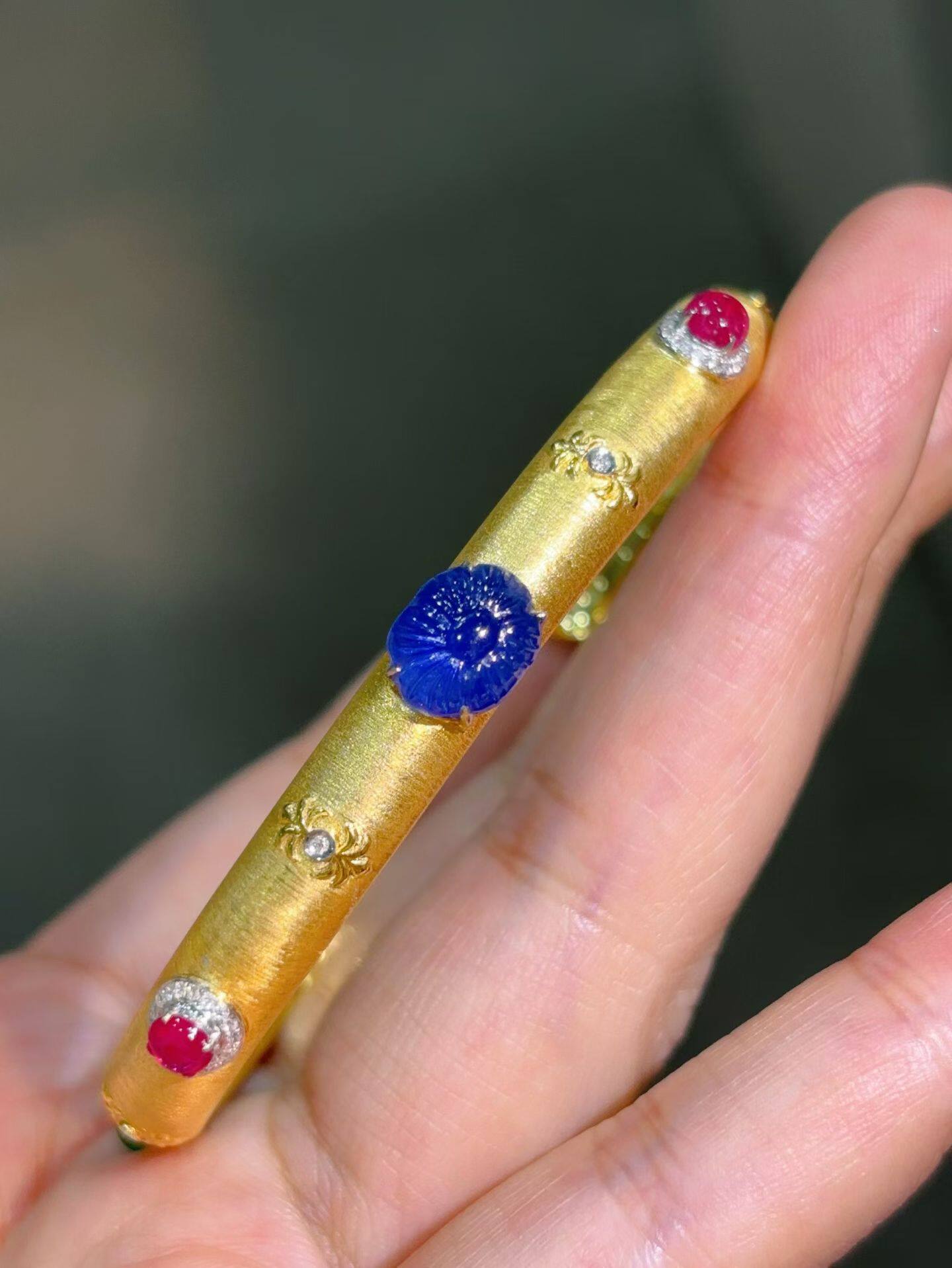 18k红蓝宝祖母绿手镯，主石：4.5ct 钻石：0.21ct 重：8.5g