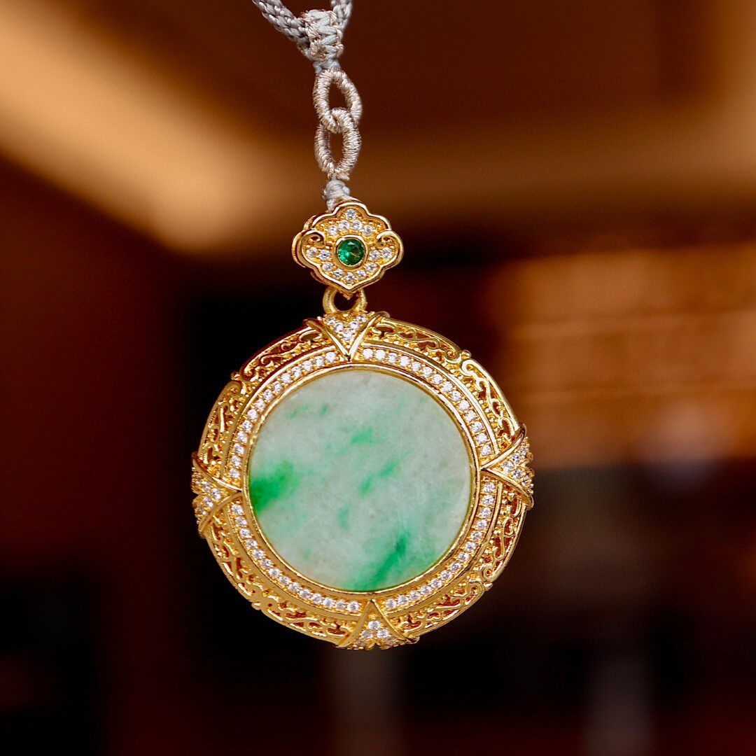 天然缅料翡翠圆牌吊坠 S925纯银镶嵌 白底青 带飘花 有种有色