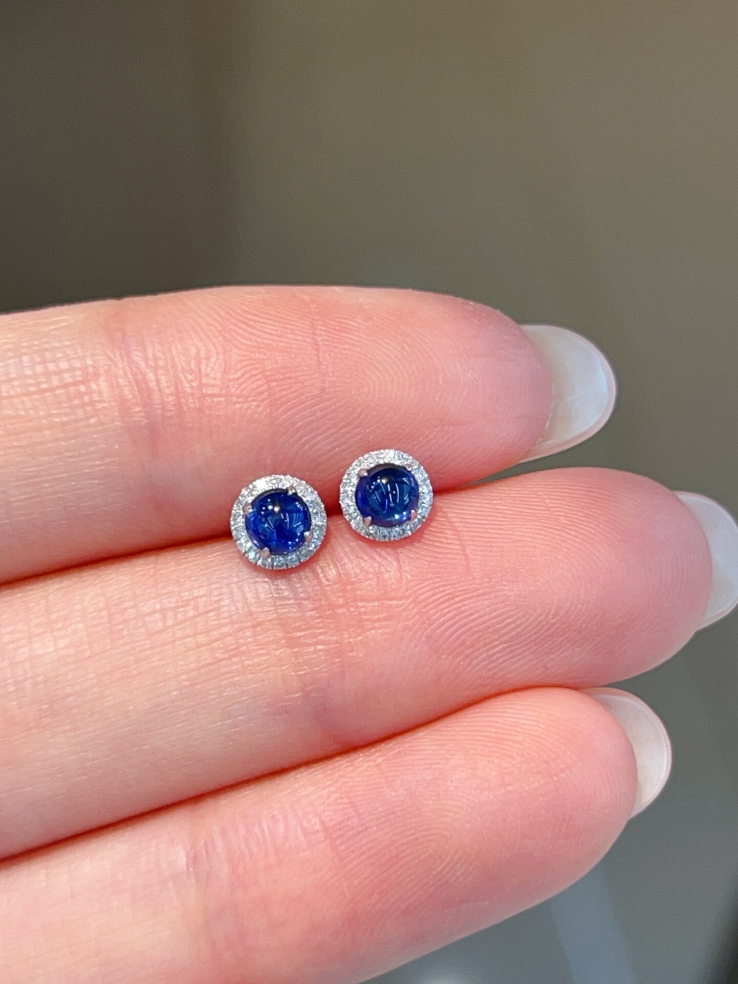 18K蓝宝石耳钉，主石：0.6ct 重量约：0.666g