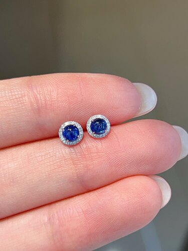 18K蓝宝石耳钉，主石：0.6ct 重量约：0.666g