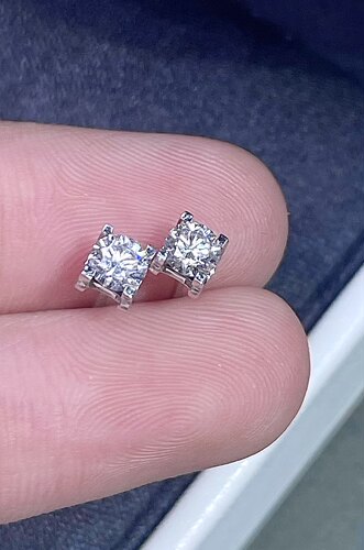18k金镶嵌天然南非钻石耳钉钻石35分，D-E色，Si净度，重量0.50g