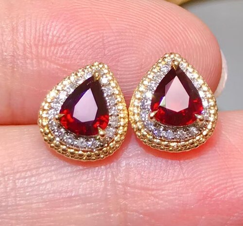 18K金镶天然红宝石耳钉，红宝石1.3ct，金重1.711g，钻石0.29ct