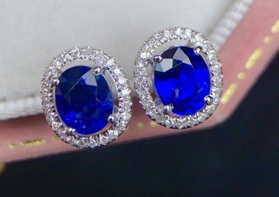 蓝宝石的贵气耳钉 主石：1.25ct 总重：1.26g 钻石0.144/48颗