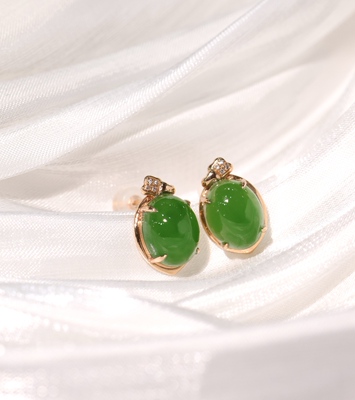 天然和田碧玉耳钉，18K玫瑰金伴钻镶嵌  玉面尺寸：8*10mm旦面