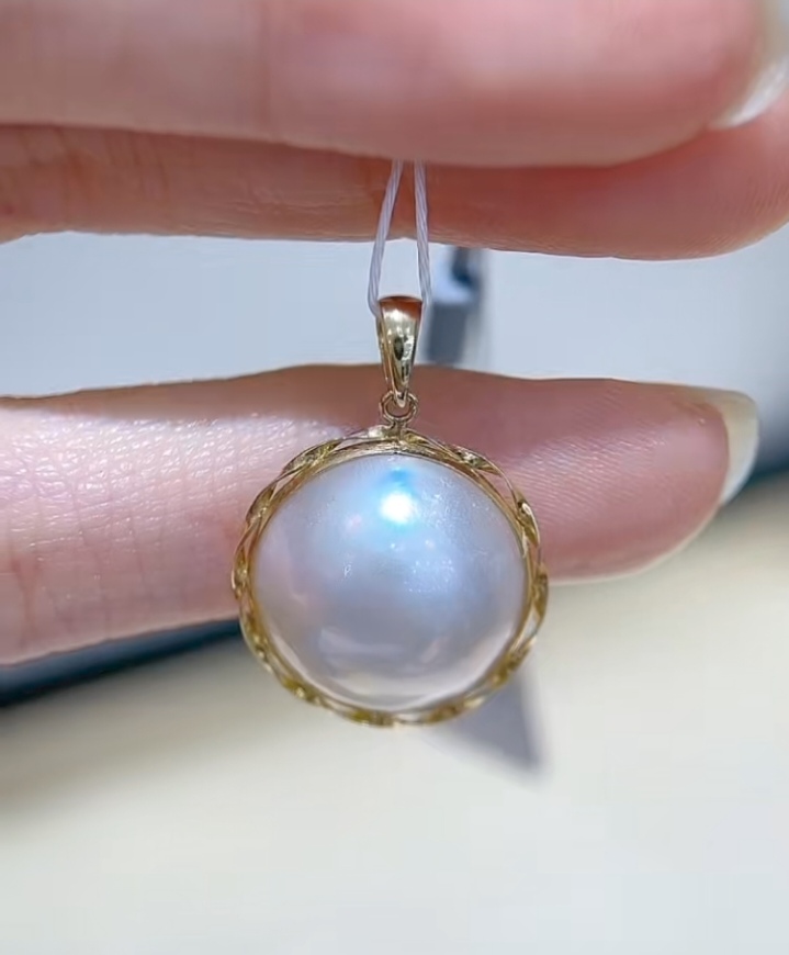 18K金镶嵌麻花款马贝吊坠，裸珠尺寸14-15mm，日本海水白马贝珍珠
