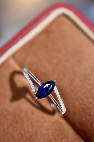 18K金蓝宝石戒指主石 : 0.54ct，钻石 : 0.051ct 重量 : 1.47g