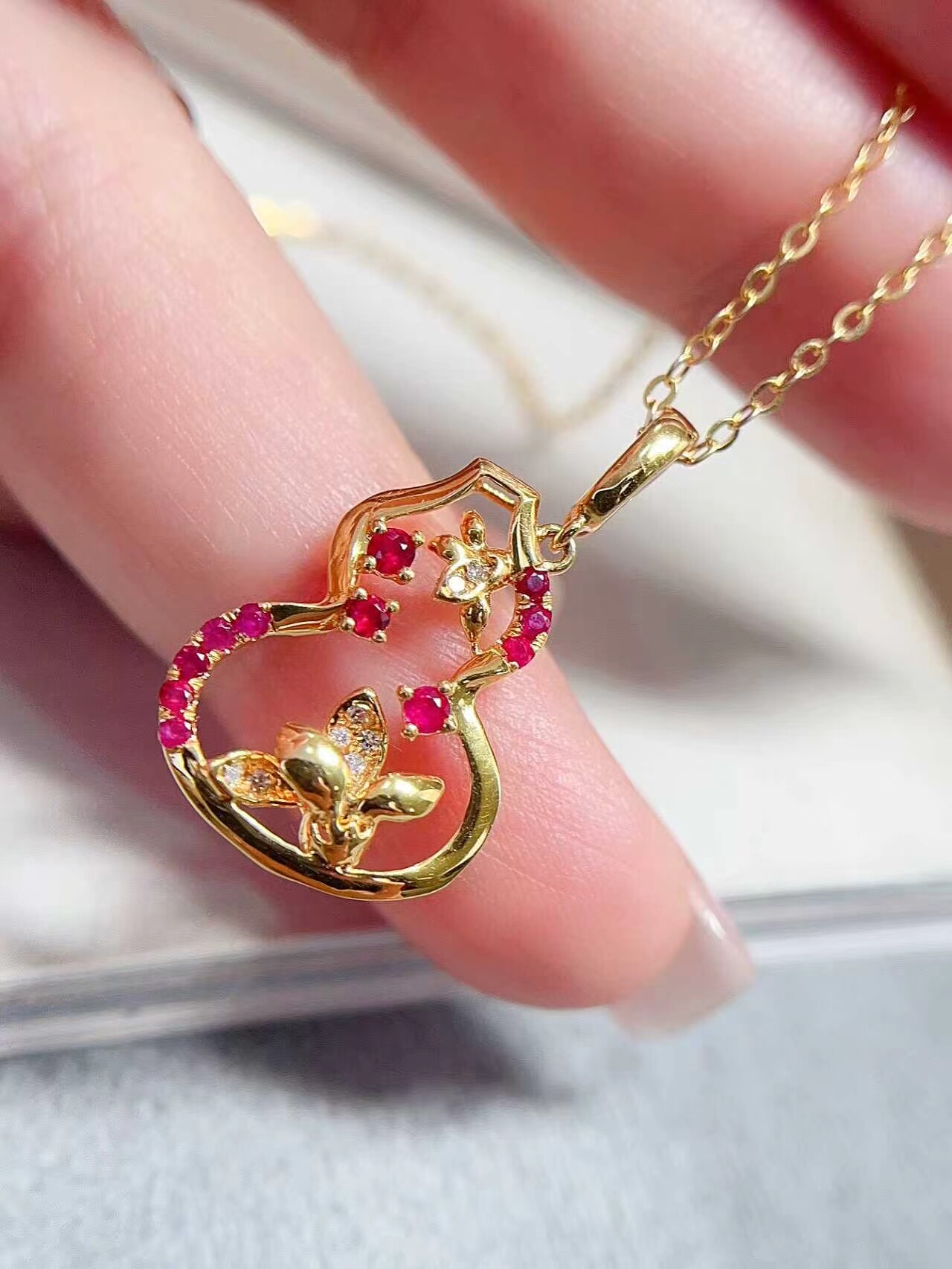 18k金红宝石吊坠，鸽血红，主石约0.16克拉， 钻石8颗，重1.36克