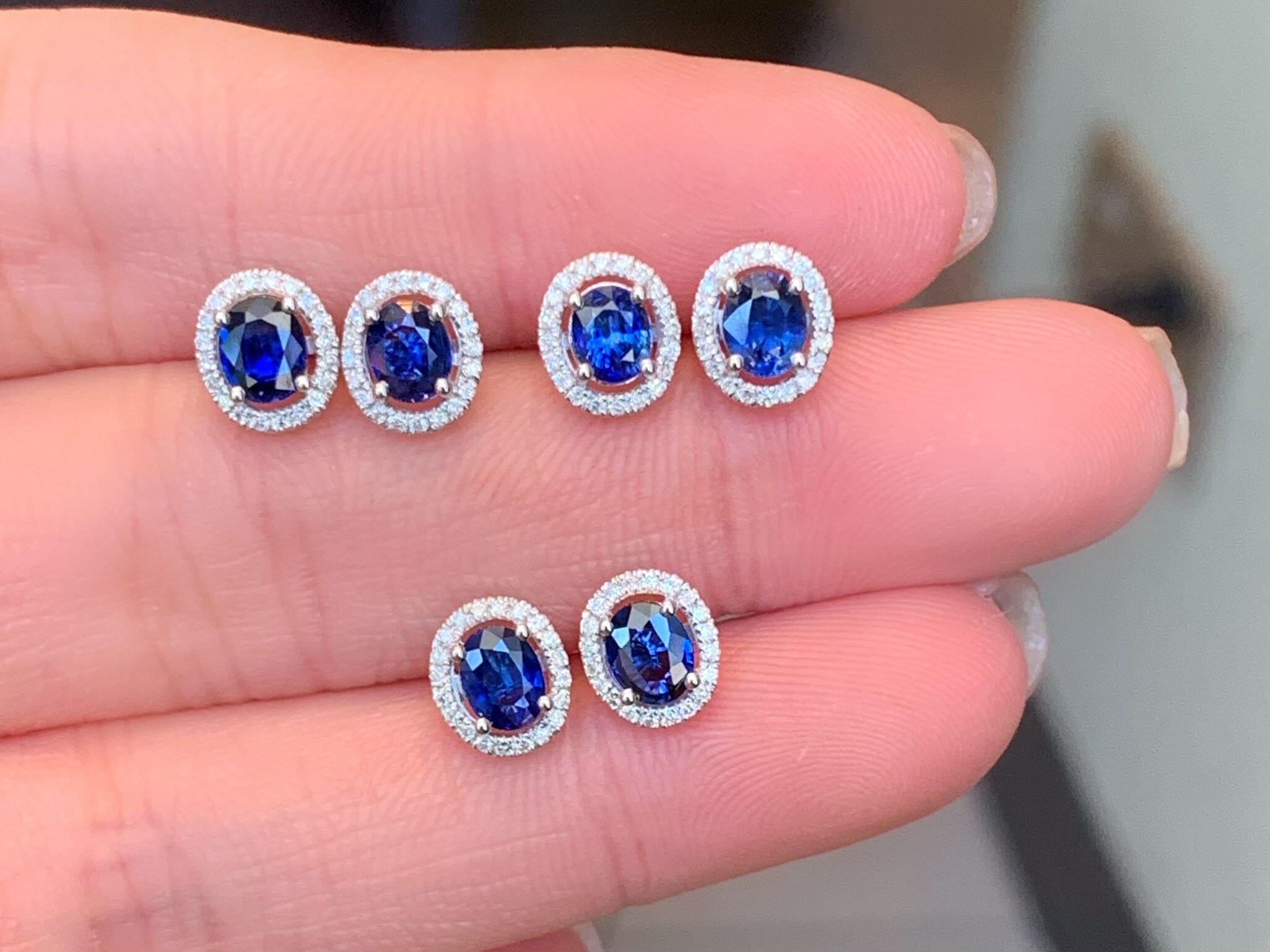 80分天然蓝宝石耳环，斯里兰卡产地 晶体干净无黑点 16分钻石围站