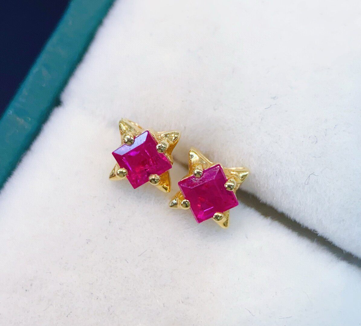 18k金红宝石耳钉时尚,典雅,高贵 主石:约0.5ct 总重:约0.75g