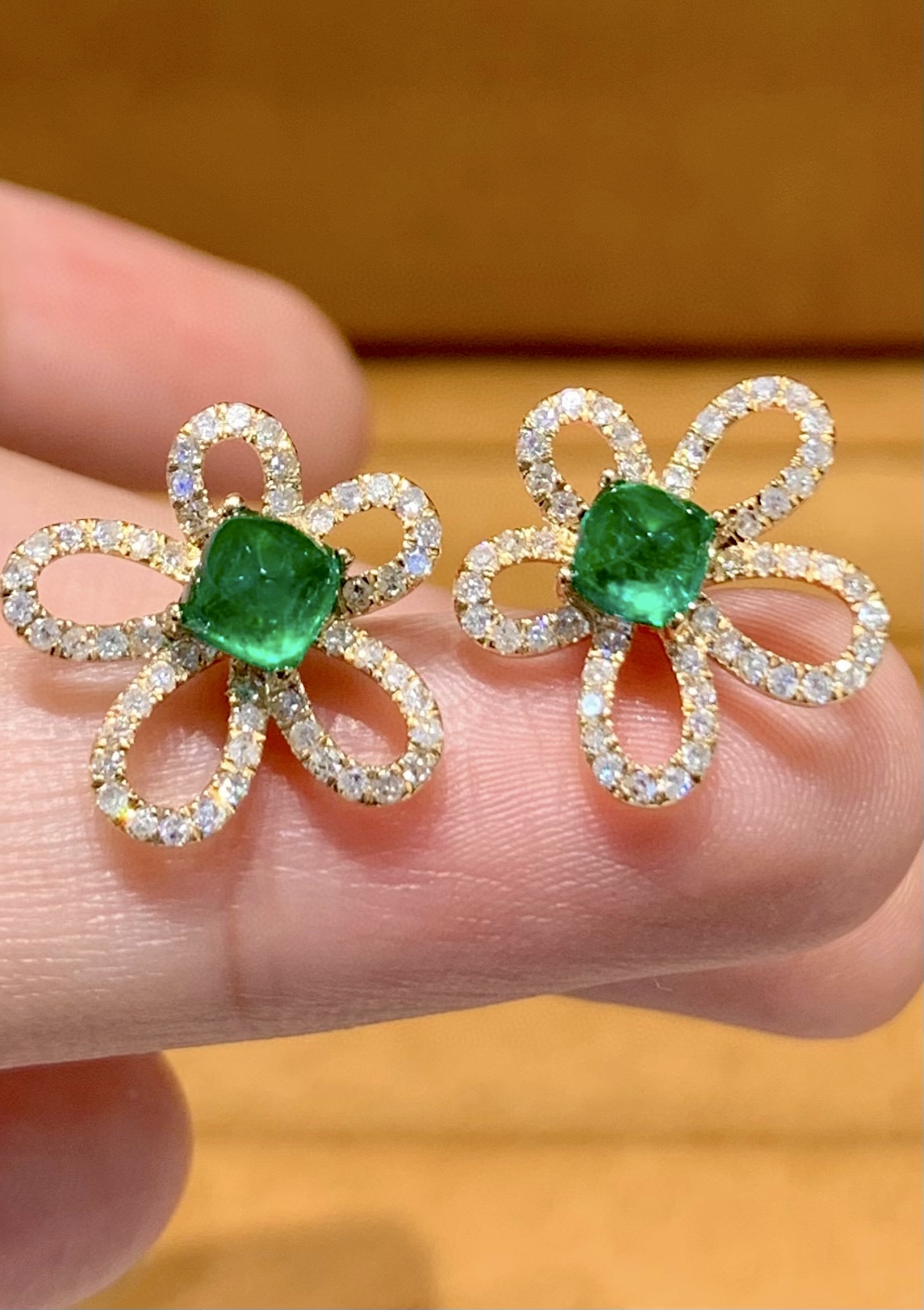 18k金镶天然钻1.1ct高品质玻璃体起荧光祖母绿耳钉，配国际证