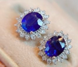 18K金天然蓝宝石吊坠 7.3*14.7*5.1mm总重0.77g，石重0.725ct
