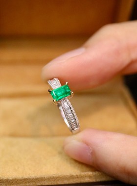 18k祖母绿戒指金重1.972g主石0.40ct钻石0.258ct，附权威证书