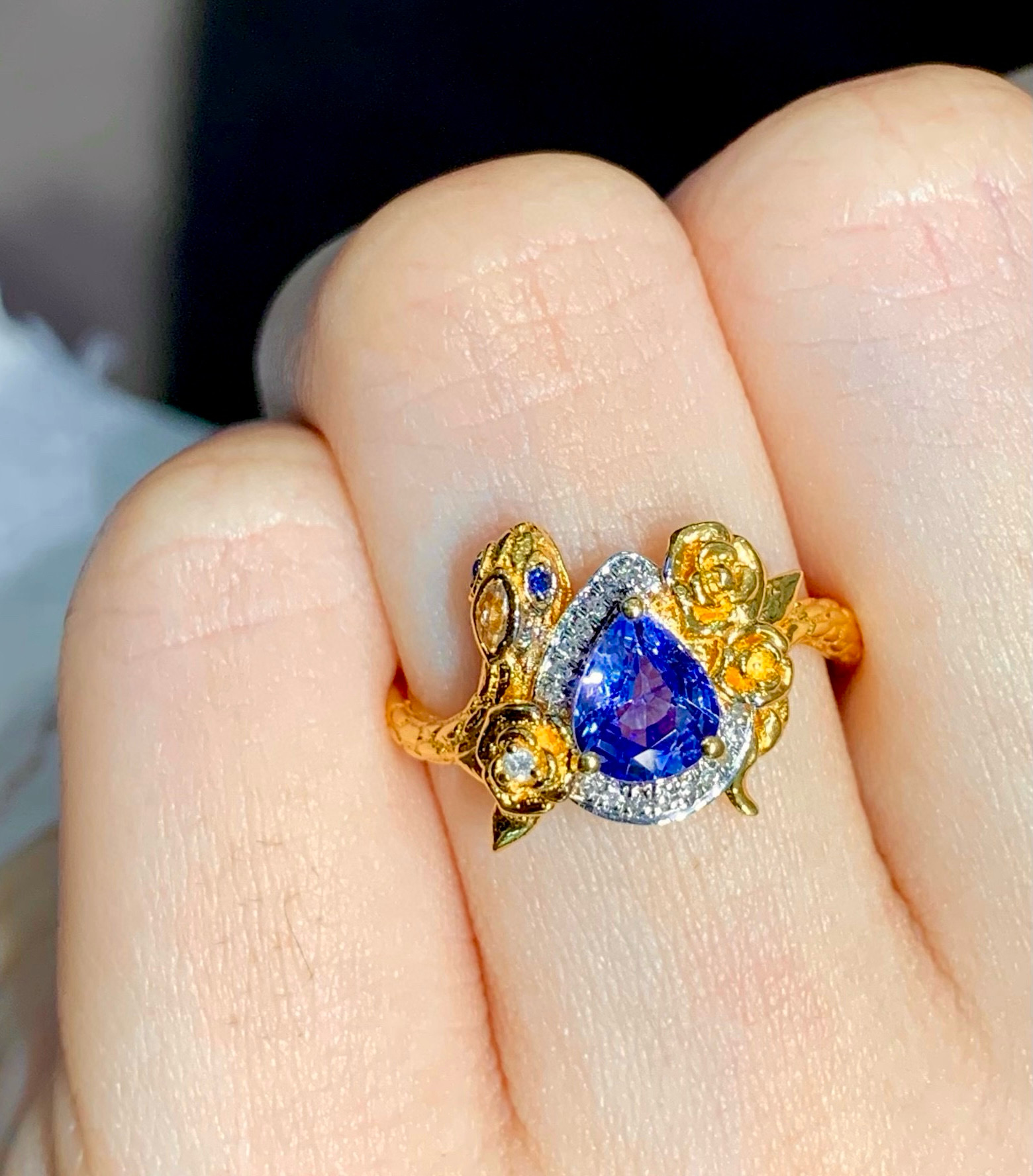 18K金钻石0.9ct天然斯里兰卡玻璃体皇家蓝戒指，重金镶嵌3克