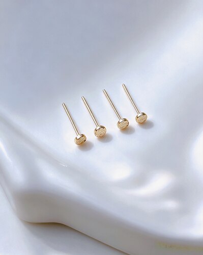 18K金手工锤纹小耳钉，3mm，重约0.28克