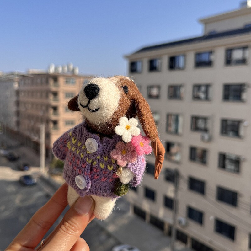 进口手工羊毛毡精致小狗包挂件紫色抱花狗公仔车挂饰女生背包挂饰