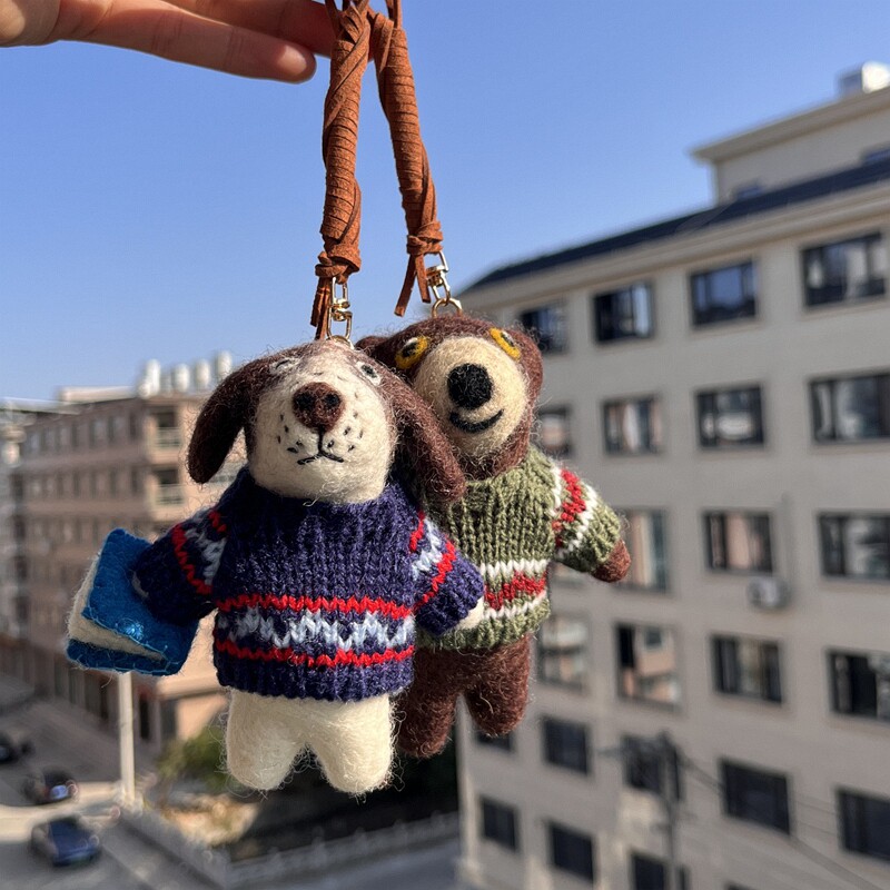 进口可爱小狗挂件羊毛毡包挂蓝毛衣狗车挂男生书包挂饰女手工小众