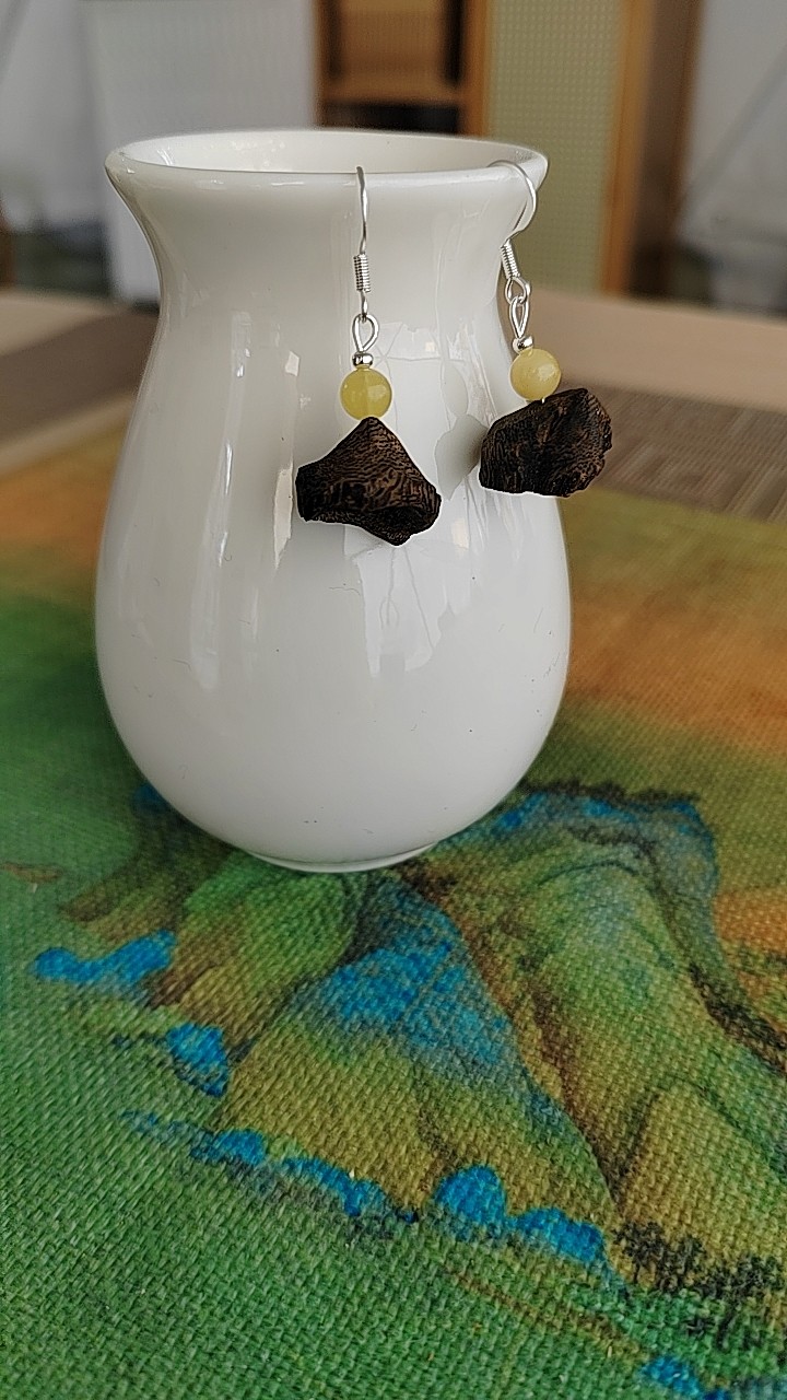 手工打磨沉香沉水随型树钉壳耳环搭配蜜蜡设计感很强沉香散珠