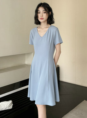 显白浅蓝色多片立体裁剪V领短袖收腰连衣裙气质通勤女夏季中长款