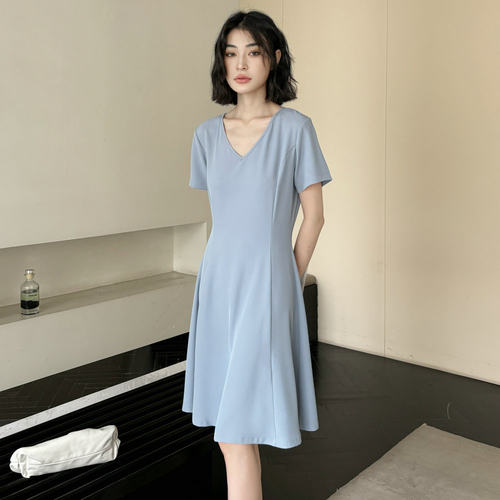 显白浅蓝色V领短袖收腰连衣裙夏