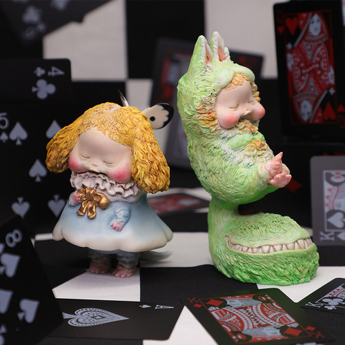 末那爱丽丝联名潮玩大娃手办