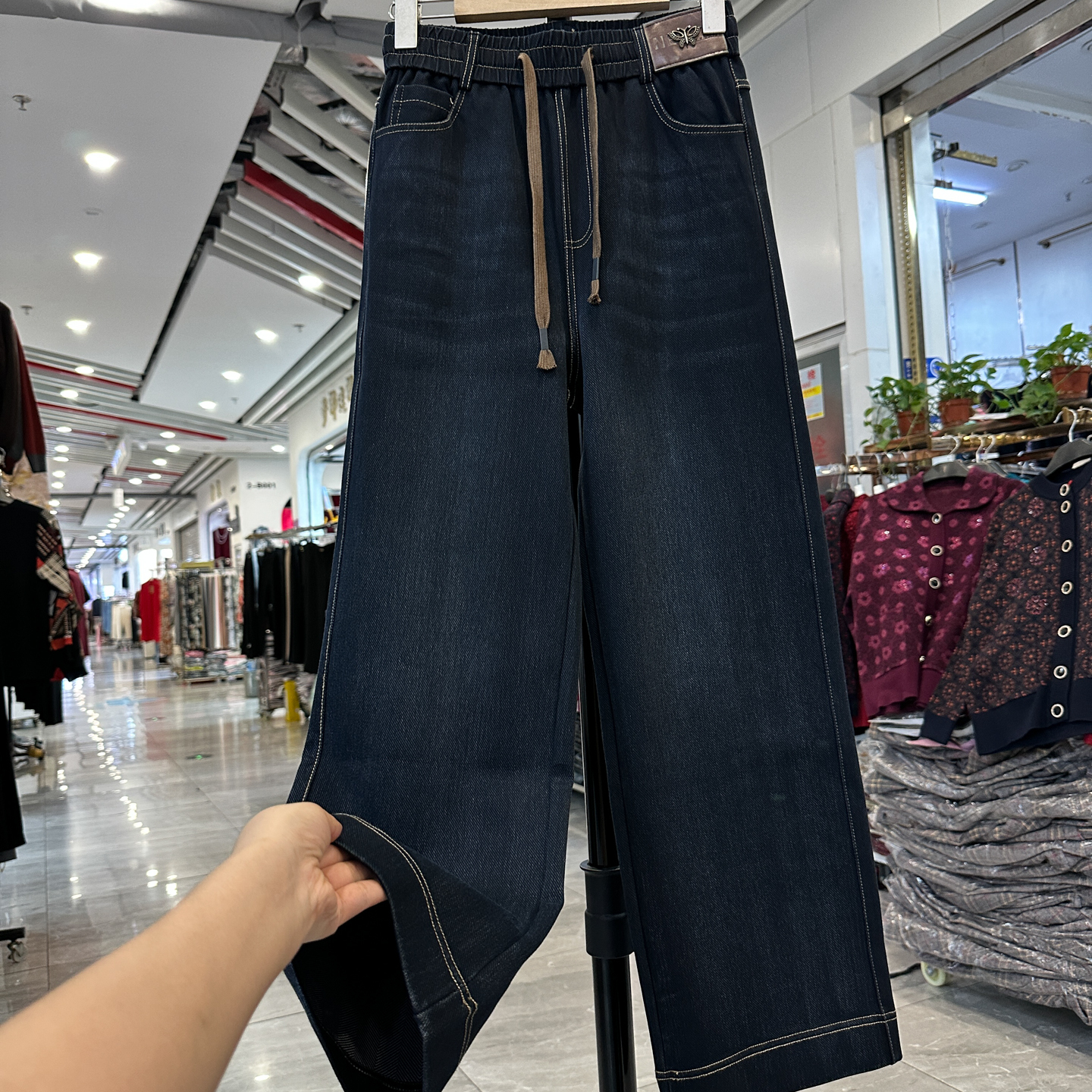 断码妈妈秋装松紧抽绳直筒牛仔裤