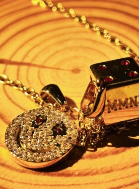 笑脸幸运符项链Lucky Charmz 18k金色电镀钛钢锆钻 MMNF