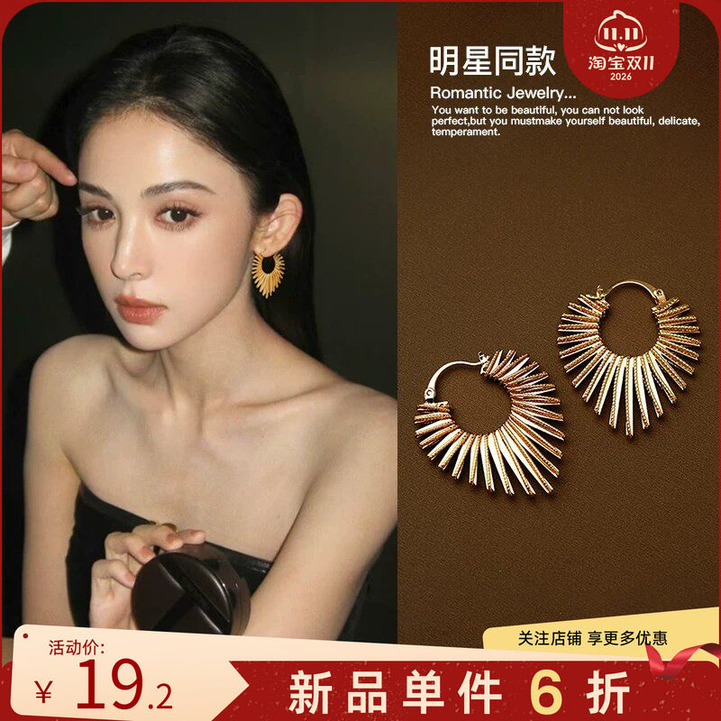 金色线条桃心耳环高级感