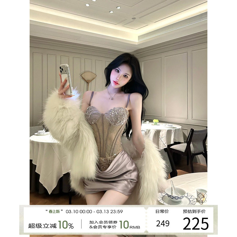 灰尘邓邓 千金感吊带连衣裙女2025冬季新款包臀裙生日穿搭裙子