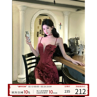 灰尘邓邓 法式吊带连衣裙女2025冬季新款性感包臀裙新年战袍裙子