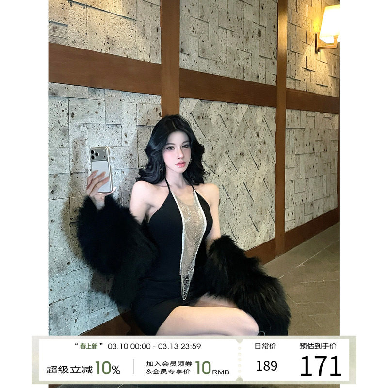 灰尘邓邓 性感挂脖连衣裙女2025冬季新款名媛拼接包臀裙生日裙子