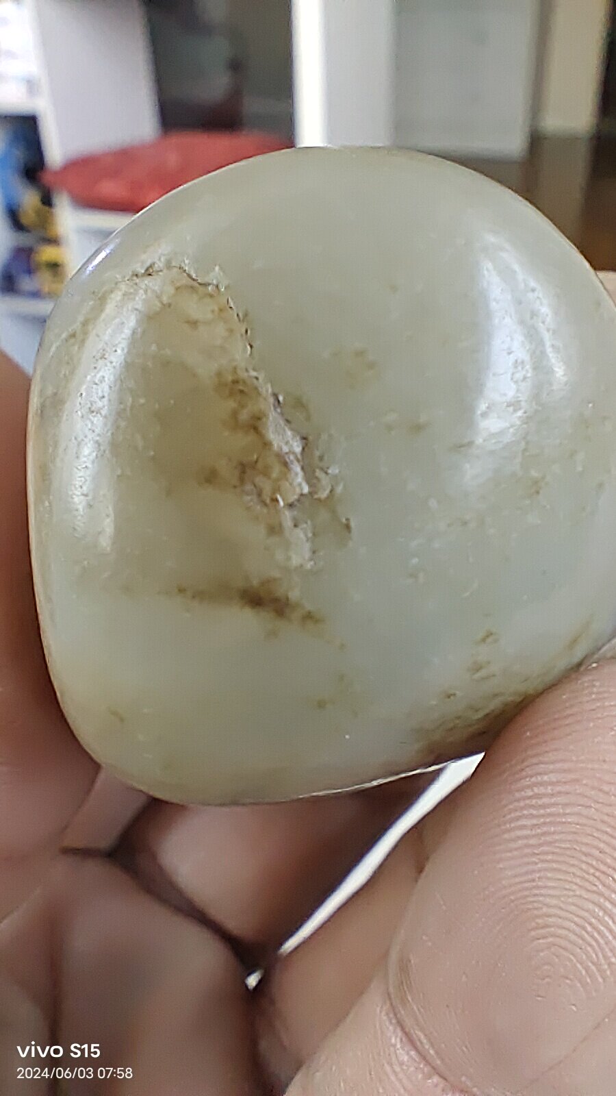 新疆和田玉乌鸦皮籽料原石,老熟无染无修小手把件,大自然产物