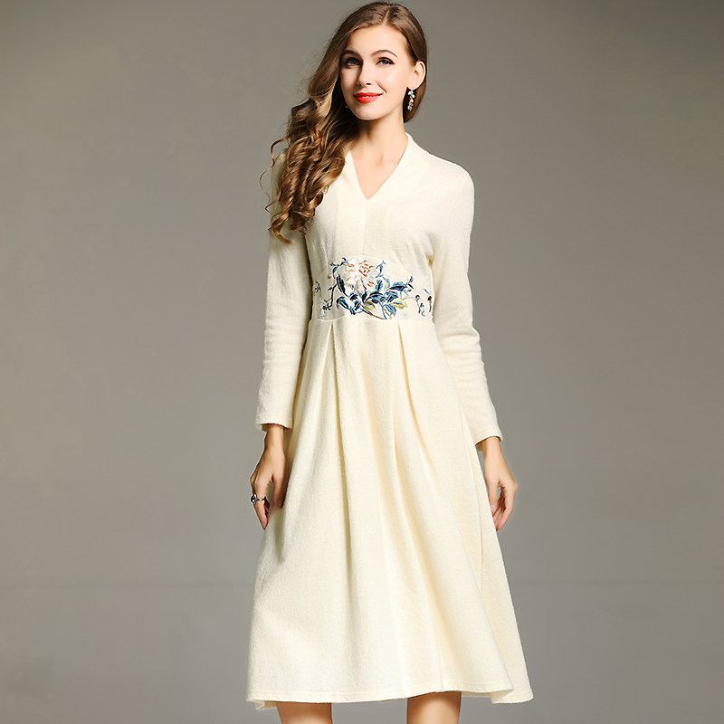 新中式连衣裙女秋冬安娜滕复古中长款刺绣收腰修身长袖羊毛呢子裙