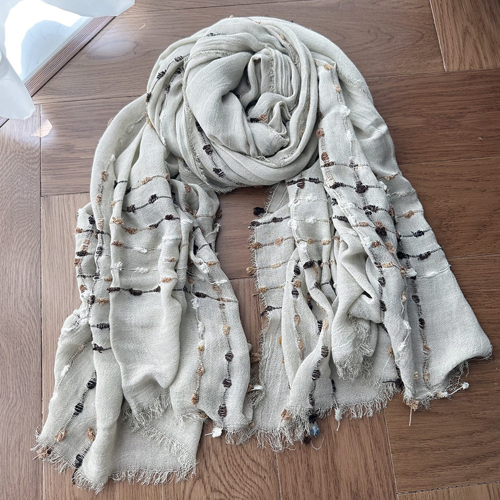 时尚简约春秋薄款特种纱毛球装饰防晒披肩设计感中长丝巾好搭围巾