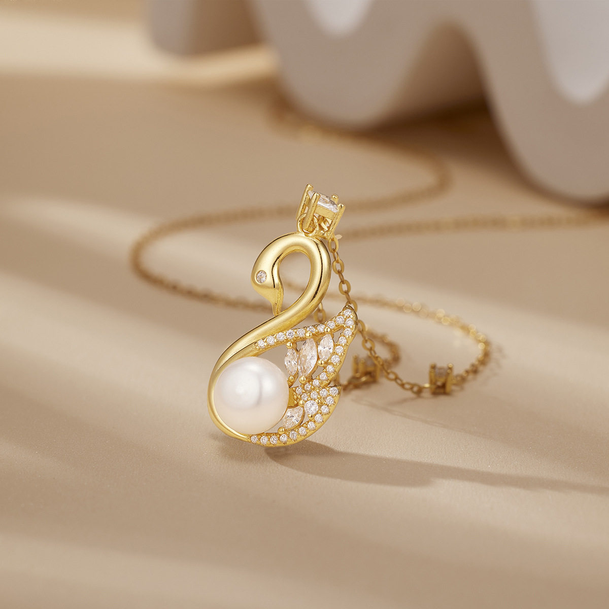 s925纯银镀黄金色首饰新款珍珠天鹅吊坠项链镶钻爆闪轻奢女锁骨链